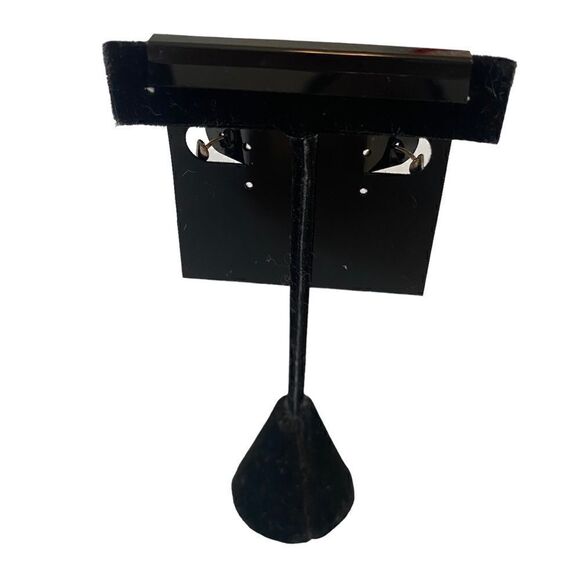 Beautiful Shade of Luminescent Green & Silver Toned Vintage Huggie Hoops. - Picture 5 of 6